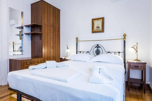 Neoclassical apartment with 3 bedrooms in Piraeus