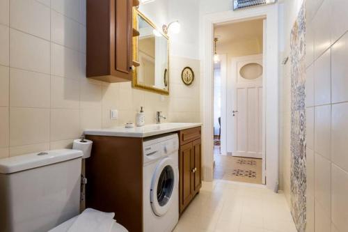 Koupelna v ubytování Neoclassical apartment with 3 bedrooms in Piraeus