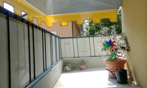 un balcone con recinzione e pianta in vaso di Ca' Adriana a Lido di Jesolo