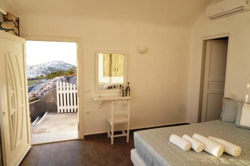 Llit o llits en una habitació de Zatrikion Santorini Villas