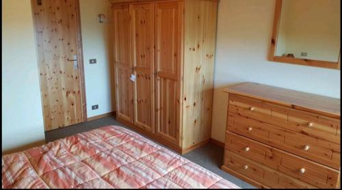 a bedroom with a bed and a dresser at trilocale sulle piste da sci in Abetone