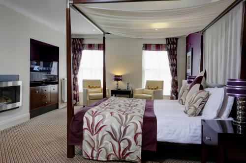 une chambre d'hôtel avec un lit et une télévision dans l'établissement Best Western Forest and Vale Hotel, à Pickering