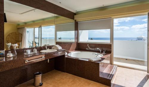 A bathroom at Blue Sea Costa Bastian