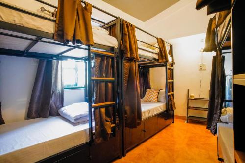 מיטה או מיטות קומותיים בחדר ב-U.R.D.Ki Hostel