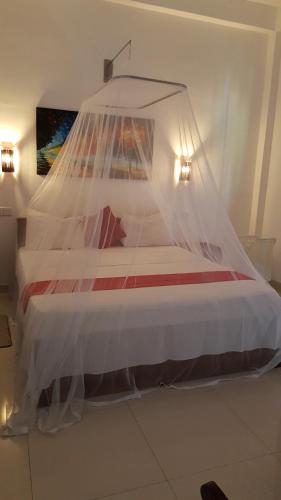 سرير أو أسرّة في غرفة في Santori Unawatuna