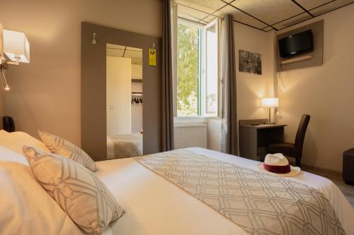 מיטה או מיטות בחדר ב-Logis Hotel Restaurant Family & Spa