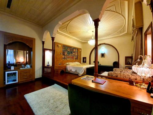 ein Schlafzimmer mit einem Bett und einem Schreibtisch in einem Zimmer in der Unterkunft Eski Masal Hotel - Special Class in Antalya