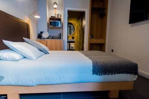 Una cama o camas en una habitación de Welldone Quality - Crystal pool