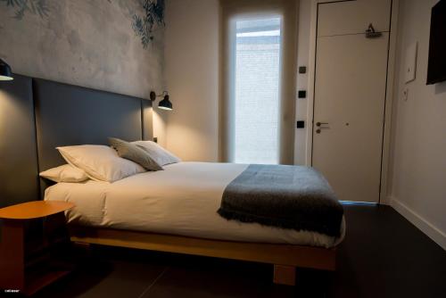 Una cama o camas en una habitación de Welldone Quality - Crystal pool