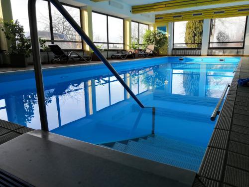 Bazén v ubytování Vital & Gesundheitshotel Schuerger nebo v jeho okolí