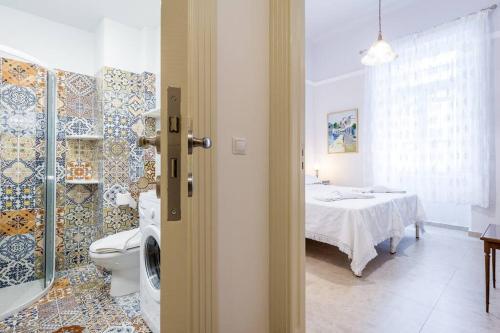 Vonios kambarys apgyvendinimo įstaigoje Neoclassical apartment with 2 bedrooms in Piraeus