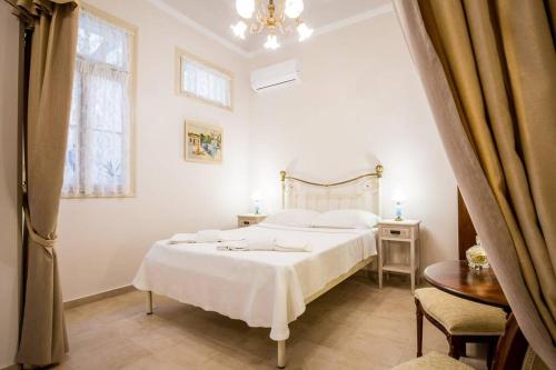 Łóżko lub łóżka w pokoju w obiekcie Neoclassical apartment with 2 bedrooms in Piraeus