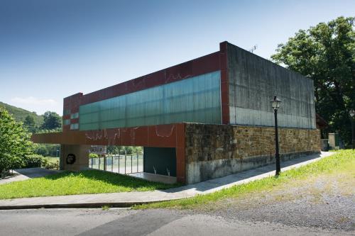 a building on the side of a road at Estudios Ermitabarri in Zeberio