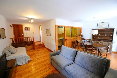 ein Wohnzimmer mit einem Sofa und einem Tisch in der Unterkunft Acogedor apartamento en Bor in Bor