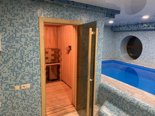 Afbeelding uit fotogalerij van A Royal Luxury Villa In Center With Two Swimming Pools, Sauna and Jacuzzi. in Jerevan