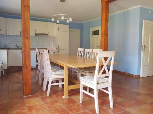 comedor con mesa de madera y sillas en Ferienwohnung Techin am Schaalsee en Techin