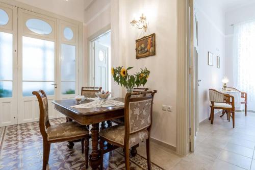 Neoclassical flat with 2 bedrooms in Piraeus