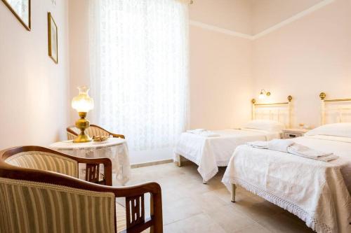 Neoclassical flat with 2 bedrooms in Piraeus tesisinde bir odada yatak veya yataklar