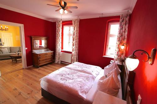 1 dormitorio con paredes rojas y 1 cama. en Spree Chalet - adults only, en Lübbenau