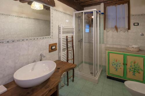 Een badkamer bij La Cascina d'Orleans