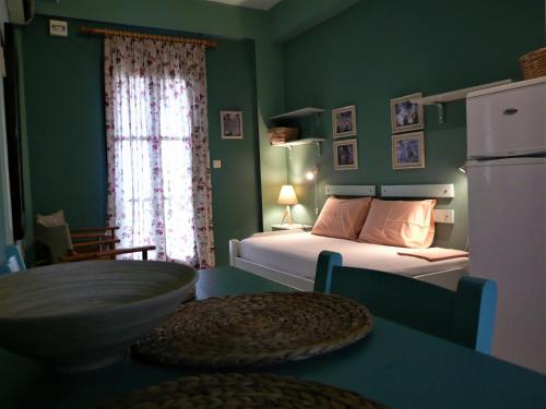 Ένα ή περισσότερα κρεβάτια σε δωμάτιο στο iliolithos rooms
