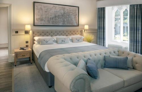 Un pat sau paturi într-o cameră la Wotton House
