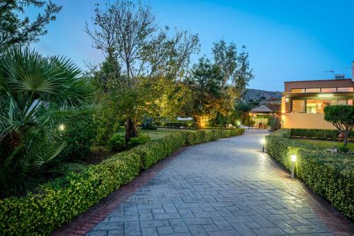 Κήπος έξω από το Marathi Oasis Beach Villa