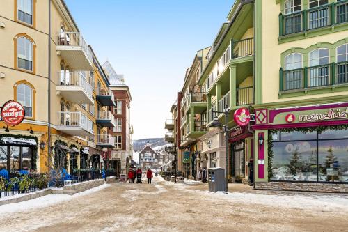 een lege straat in een stad met gebouwen bij Cachet Crossing in Blue Mountains