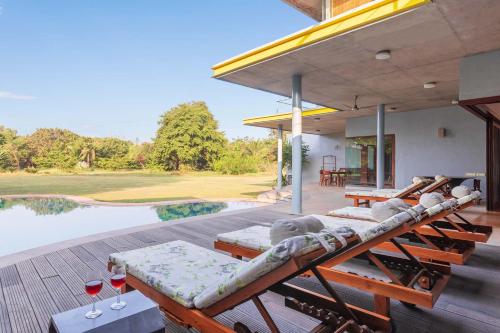 Πισίνα στο ή κοντά στο Jay House by StayVista - Leisure oasis with pool, snooker, table tennis & foosball fun