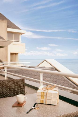 アルカションにあるHôtel Le B d'Arcachon by Inwood Hotelsのバルコニーにテーブルとカップ