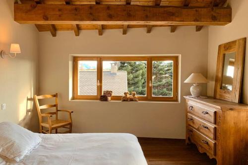 une chambre avec un lit, une fenêtre et une chaise dans l'établissement Charmante Maison de village: Prestation de Qualité, Tout confort, Terrasse, à Targassonne