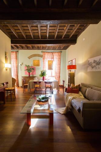 a living room with a couch and a table at Duomo Luxury Apartment Orvieto in Orvieto