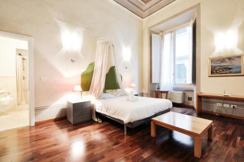 Uma cama ou camas num quarto em Tornaquinci Palace