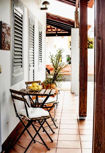 a table and chairs on a porch with bananas on it at casa Jone in Tomar