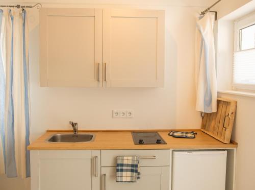 Nautic Strandhotelにあるキッチンまたは簡易キッチン