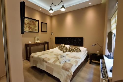 a bedroom with a bed and a window at Kamienica Poznańska 7 in Bydgoszcz