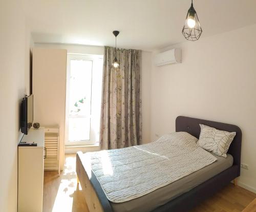 A bed or beds in a room at Loli’s Beach Studio