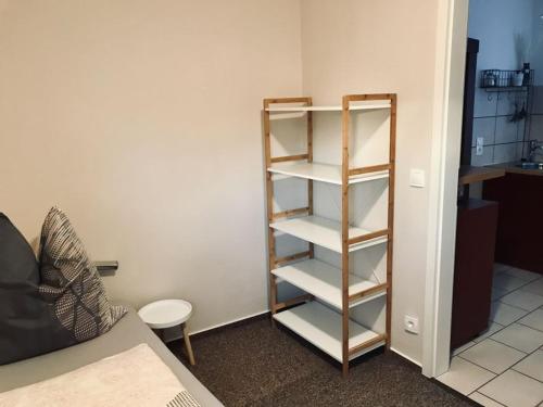 a room with a book shelf in a room at Ferienwohnung Willi I in Spremberg