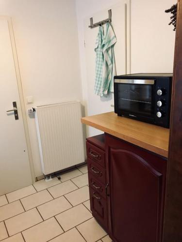 a kitchen with a microwave on top of a counter at Ferienwohnung Willi I in Spremberg