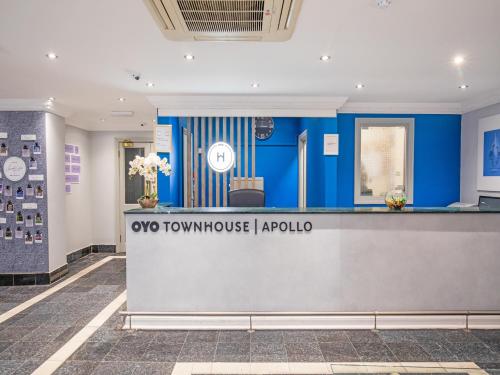 a two townhouse apollo lobby with blue walls at OYO Townhouse Apollo, Hyde Park in London