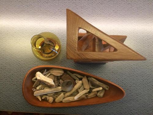 a bowl of wood and a container of sticks at Hotell Hanöbris på Kivik in Kivik