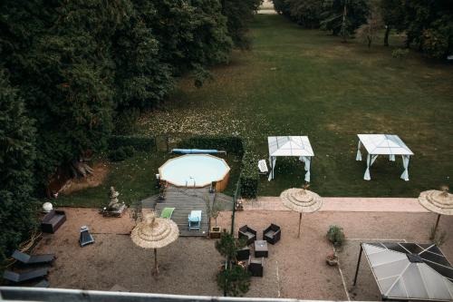 Vue sur la piscine de l'établissement B&B Château De La Houssoye ou sur une piscine à proximité