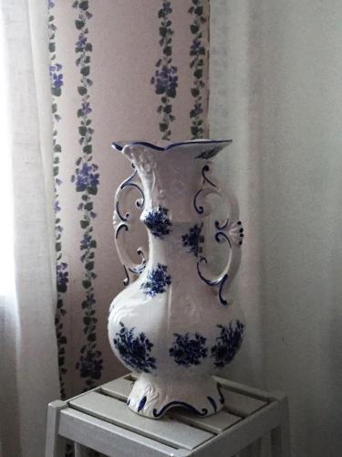 a blue and white vase sitting on a table at Disponentparken Café och Bed & Breakfast in Grängesberg