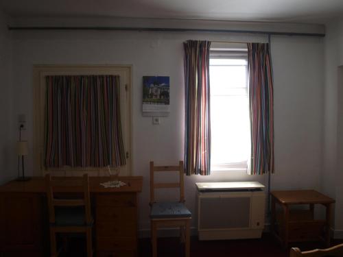 Bekölce的住宿－Hibiszkusz Haz，客厅配有桌椅和窗户。
