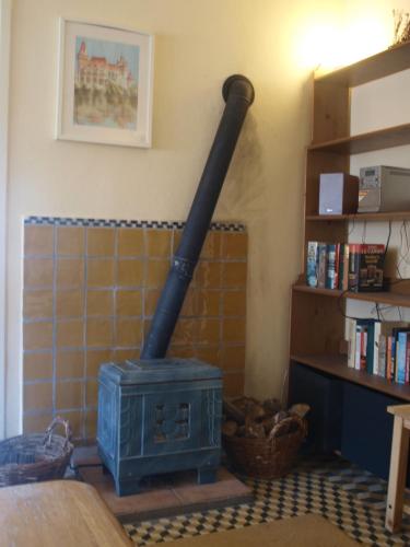 a blue stove in the corner of a room at Hibiszkusz Haz in Bekölce