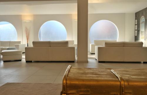 a lobby with white couches and chairs in front of domes at Ahr Hotel Villa Alighieri in Stra