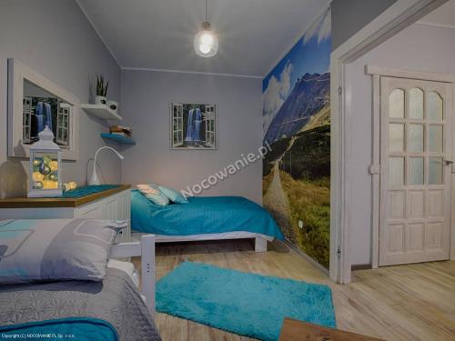 - une chambre avec 2 lits et une porte avec fenêtre dans l'établissement Apartamenty Klimacik, à Karpacz