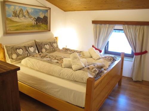 A bed or beds in a room at Ospitalità Diffusa Laste Dolomites - Cèsa Murer