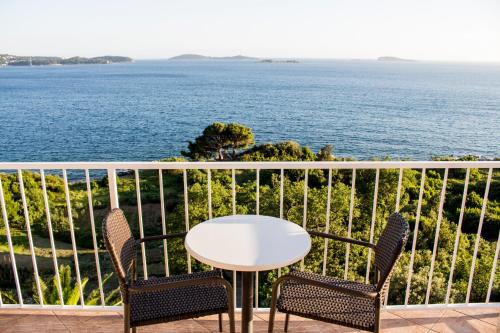 una mesa y sillas en un balcón con vistas al océano en Apartments Lira, en Mlini