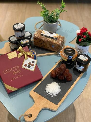 une table avec de la nourriture et des épices sur une table dans l'établissement Le Menhir Jacuzzi Lit 200x200, à Le Cendre